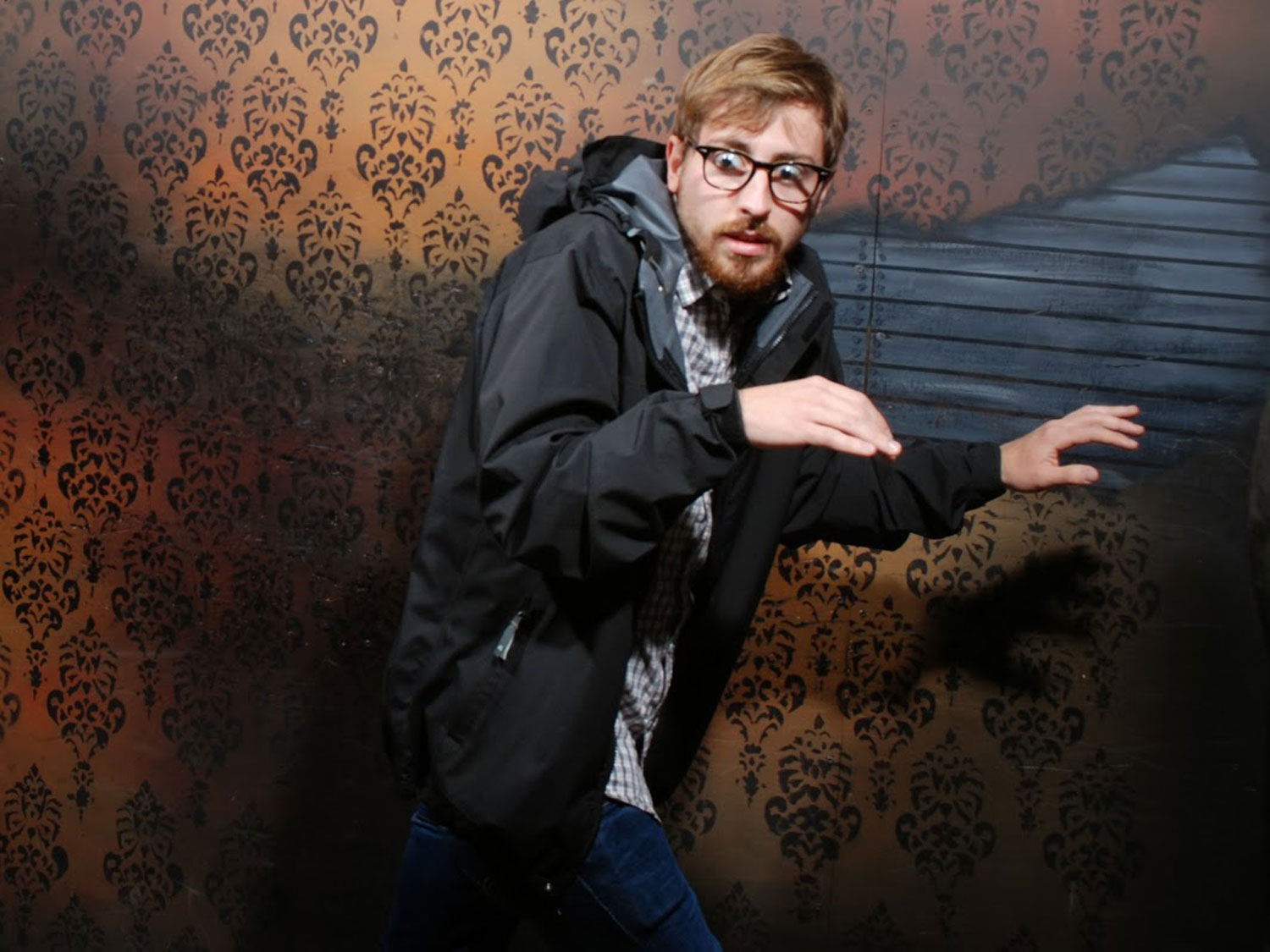 Испуги мужиков. Испуганные люди в комнате. Испуганный человек. Испуг. Подросток боится.