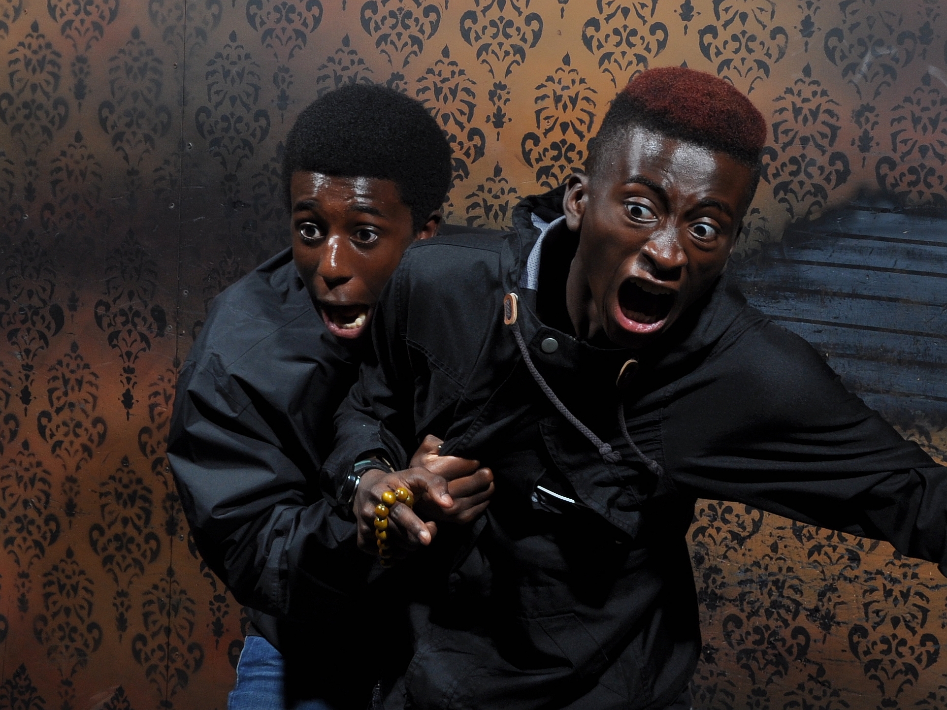 Мужчина страх. What we scared. What we scared. Страх эмоция. Гифка кричит.